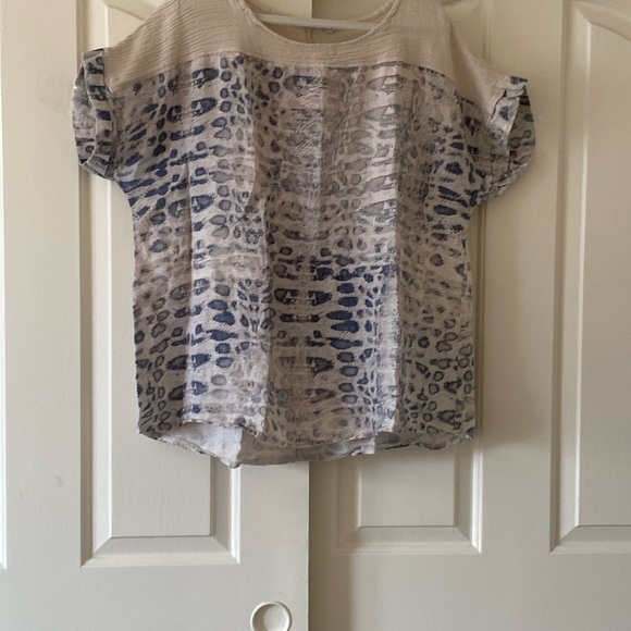 Lungo L’arno Made in Italy  Women's Blue and White Animal Print Top. - Picture 2 of 5